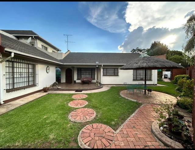 6 BEDROOM HOUSE FOR SALE IN SELECTION PARK